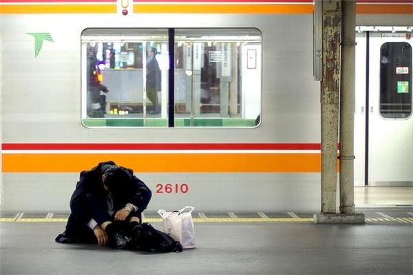
Những người Nhật thường bị mắc chứng trầm cảm do chịu áp lực công việc rất lớn. (Ảnh: Internet)