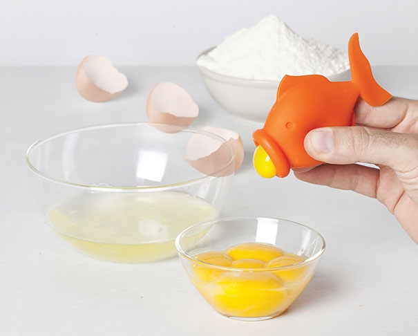 
2. Dụng cụ giúp các cô nàng chuyên làm bánh lấy lòng đỏ trứng ra dễ dàng và nhanh hơn, đỡ tốn thời gian hơn những cách thủ công như hiện tại rất nhiều. (Ảnh: Internet)