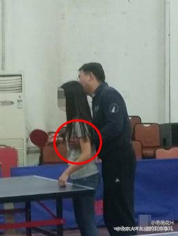 
Thầy giáo họ Lưu và "bàn tay đen" cùng hành động lạm dụng tình dục nữ sinh bị ghụp lại. (Ảnh: Sina)