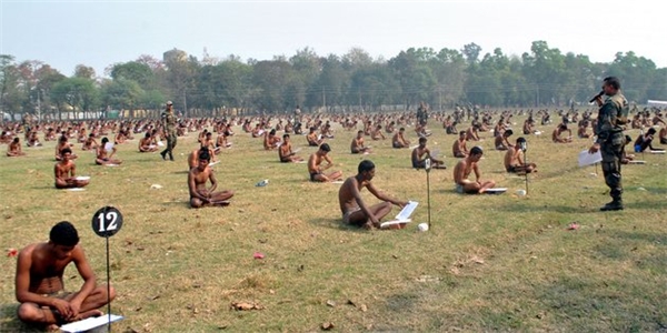 
Chống gian lận trường quân đội Ấn Độ. (Ảnh: Internet)