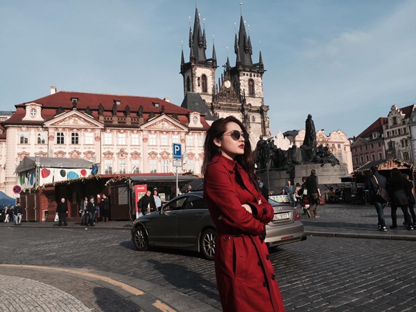 
Cùng trong chuyến đi châu Âu đầu tháng 4, Bảo Anh tranh thủ dạo quanh quảng trường Old Town ở trung tâm thủ đô Praha, CH Czech tham quan. Nữ ca sĩ tạo dáng trầm ngâm trước khung cảnh cổ kính của thành phố.  - Tin sao Viet - Tin tuc sao Viet - Scandal sao Viet - Tin tuc cua Sao - Tin cua Sao