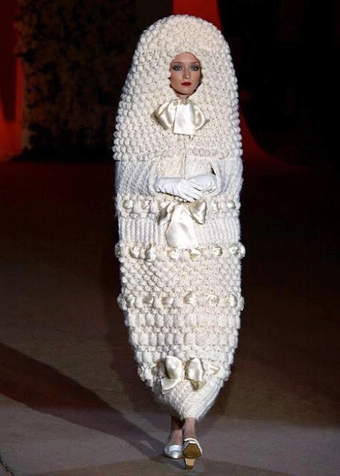 
Váy cưới hình cái kén của nhà thiết kế Yves Saint Laurent, lấy cảm hứng từ những con búp bê Nga.