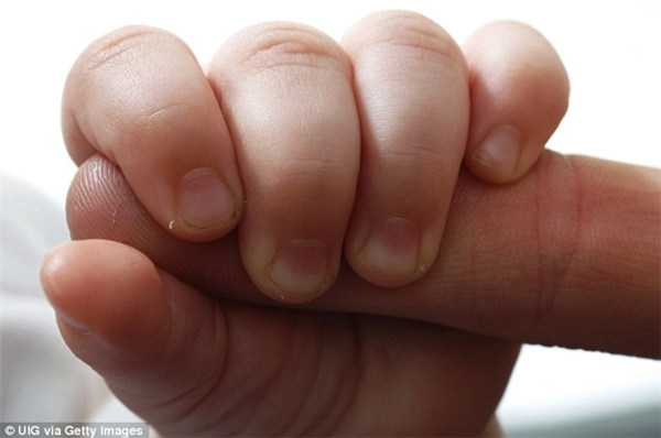 
Bạn có để ý trẻ sơ sinh rất hay nắm chặt những ngón tay của người lớn? (Ảnh: Internet)