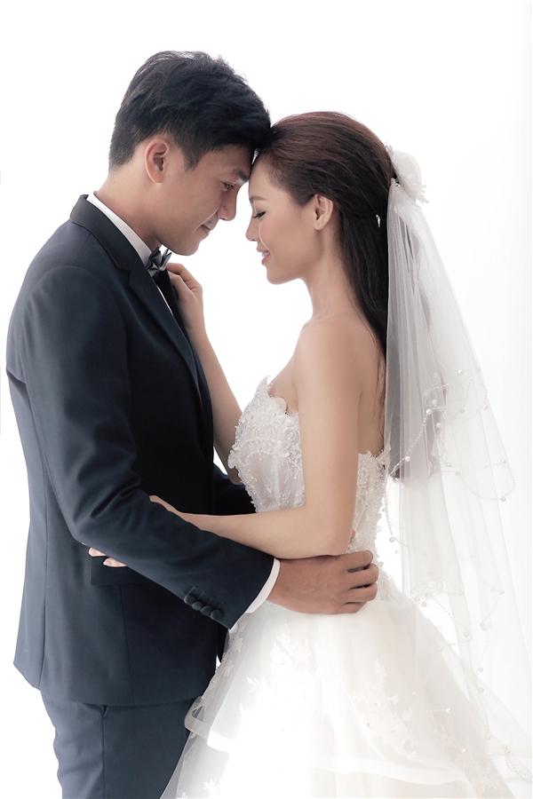 
Mới đây, cặp đôi đã chính thức hé lộ trang phục trong ngày trọng đại. Các thiết kế sử dụng hai sắc màu trắng, đen sang trọng làm chủ đạo. Tất cả đều được nhà thiết kế Chung Thanh Phong lên ý tưởng.