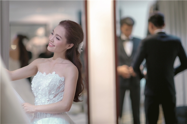Hé lộ trang phục cưới đẹp mê hồn của Linh Phi, Quang Tuấn