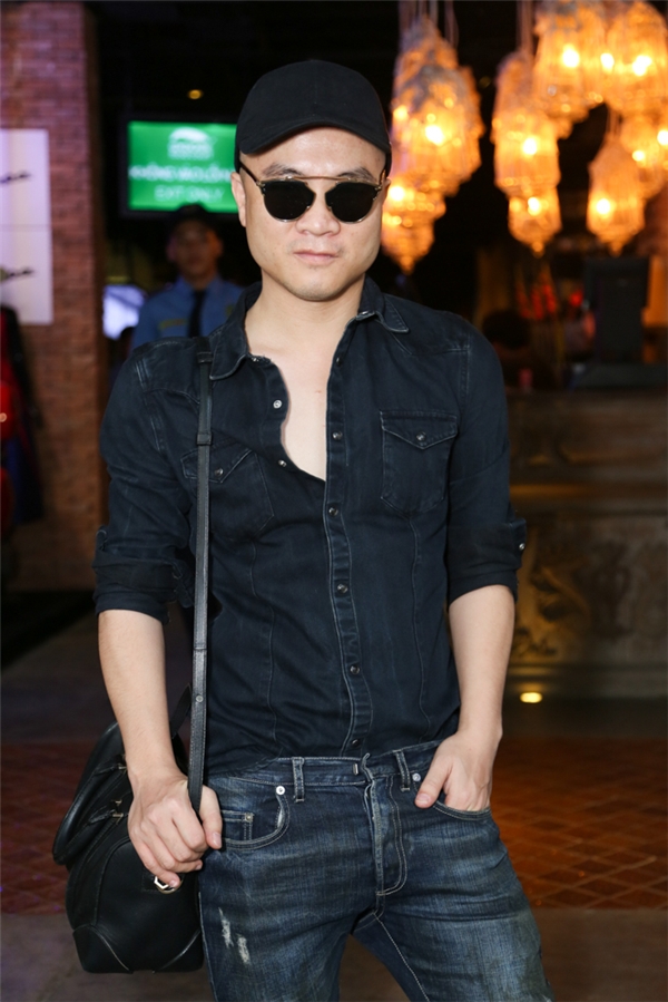 
Nhà thiết kế Đỗ Mạnh Cường diện trang phục jeans cá tính, mạnh mẽ.