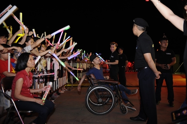 Đông Nhi và Noo Phước Thịnh thân thiện giao lưu cùng fan khuyết tật