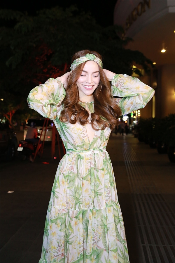 
Tham dự đêm tiệc thời trang Vietnam Designer Fashion Week 2016 vào tối 13/5 vừa qua, Hồ Ngọc Hà xuất hiện đơn giản nhưng vẫn nổi bật trong thiết kế nữ tính, nhẹ nhàng. Bộ trang phục sử dụng chất liệu voan lụa mềm mại kết hợp sắc xanh ngọt ngào, họa tiết hoa vàng ấm áp. Tổng thể càng trở nên thú vị hơn với chiếc khăn turban đồng điệu.