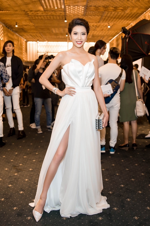 
Sắc trắng thanh khiết cũng là lựa chọn của Á hậu Quốc tế 2015 Thúy Vân trên thảm đỏ Elle Style Award. Nếu như phần thân trên mang hơi thở hiện đại bởi cấu trúc dựng phom 3D thì phần chân váy lại thể hiện tinh thần cổ điển với dáng xòe, chất liệu voan lụa mềm mại.