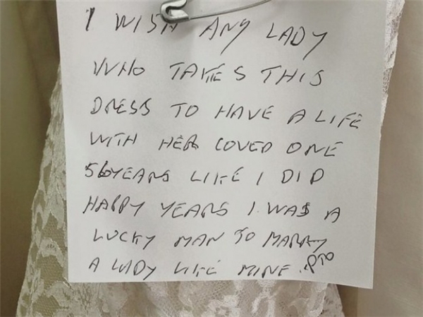 
"Tôi xin chúc cho người phụ nữ nào sở hữu chiếc váy này sẽ sống hạnh phúc với người mình yêu suốt 51 năm như tôi đã sống với vợ mình. Tôi là người rất may mắn nên mới lấy được vợ mình." (Ảnh: Internet)