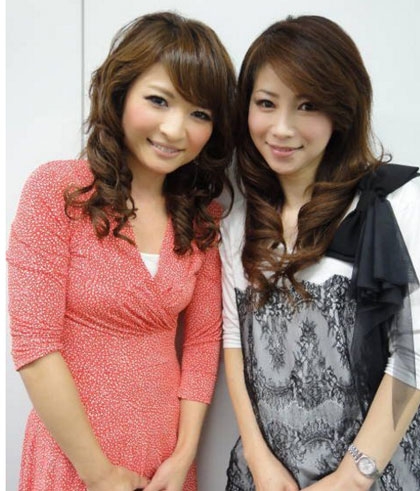 
Đây là bức ảnh chụp của Masako và cô con gái ngoài 20 tuổi. Nhan sắc và sự trẻ trung của hai người không hề chênh lệch là mấy. 