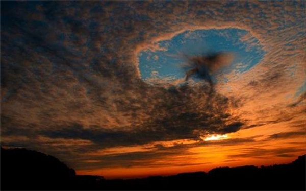 
Lỗ mây là một khoảng trống lớn xuất hiện giữa những đám mây cao như mây ti tích hoặc mây trung tích trên bầu trời. (Ảnh: Internet)