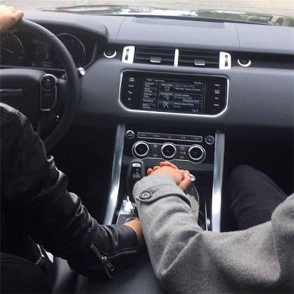 Cùng nhau khám phá cảm giác tự do và thỏa mãn trên chiếc Honda Wave, hai người yêu nắm tay nhau đi đến những nơi lãng mạn và đầy mơ mộng. Hãy xem ảnh nắm tay người yêu đi xe Wave, sẽ làm bạn thăng hoa cảm xúc.