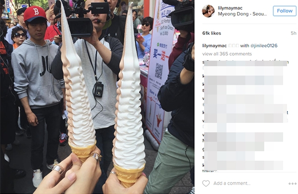 
Lilly cũng đã đăng tải hình ảnh đi mua kem cùng bạn giống như clip đã được dân mạng kia đăng tải. 