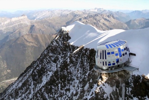 
Khách sạn Refuge du Goûter ở Pháp được xây dựng hệt như một con tàu vũ trụ nằm sát ngay vách núi. Đây là một trong những điểm đến phổ biến của các nhà leo núi.