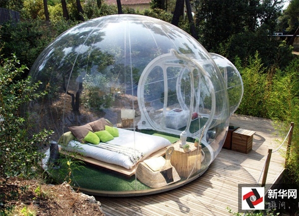 
Bubble cũng là một trong những khách sạn nổi tiếng tại Pháp, khi cả căn phòng được xây dựng như quả bong bóng thuỷ tinh, có thể nhìn xuyên thấu cây cỏ và mọi thứ xung quanh.