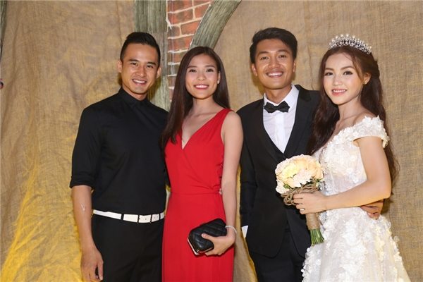 
Cặp đôi vui vẻ chụp ảnh cùng cô dâu Linh Phi và chú rể Quang Tuấn - Tin sao Viet - Tin tuc sao Viet - Scandal sao Viet - Tin tuc cua Sao - Tin cua Sao