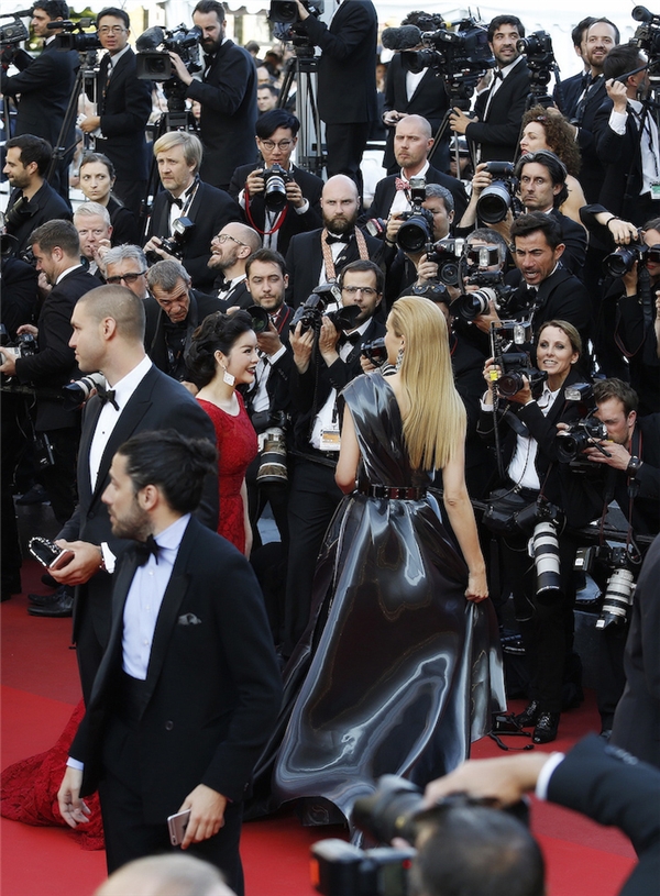 Lý Nhã Kỳ diện váy đỏ rực “tung hoành” ở Cannes
