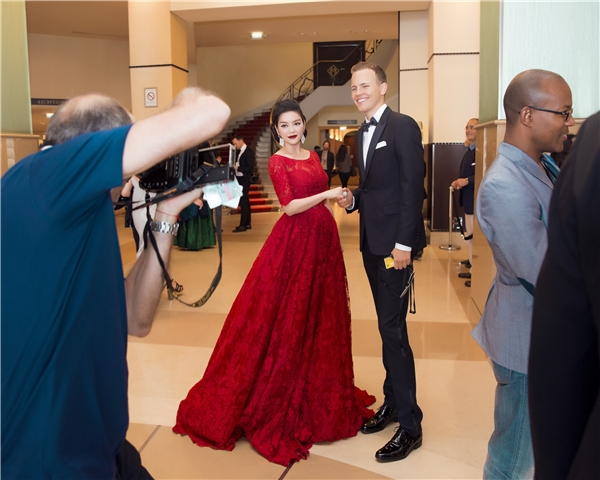 Lý Nhã Kỳ diện váy đỏ rực “tung hoành” ở Cannes