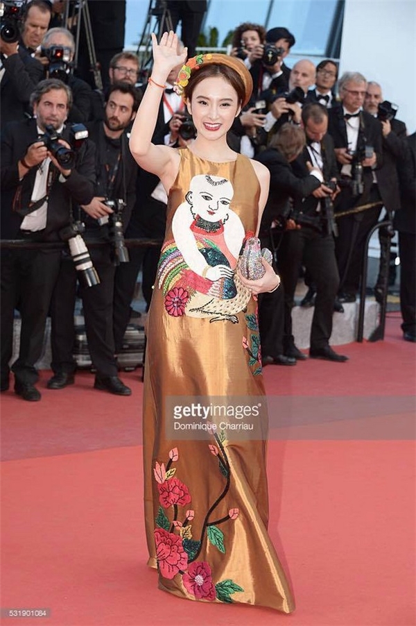 
Nữ diễn viên mang vẻ đẹp của người phụ nữ cũng như văn hóa truyền thống Việt Nam để giới thiệu đến bạn bè thế giới qua chiếc váy rộng giấu đường cong có điểm nhấn là họa tiết tranh dân gian Đông Hồ.