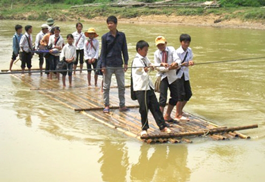 
Mùa mưa lũ khiến nước sông dâng cao, việc đi bè sang sông để đến được với trường lớp trở nên nguy hiểm hơn bao giờ hết. (Ảnh: Internet)