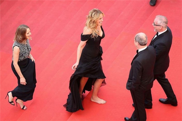 
Người phụ nữ đẹp nhất hành tinh Julia Roberts đi chân trần hồn nhiên bước trên thảm đỏ. - Tin sao Viet - Tin tuc sao Viet - Scandal sao Viet - Tin tuc cua Sao - Tin cua Sao