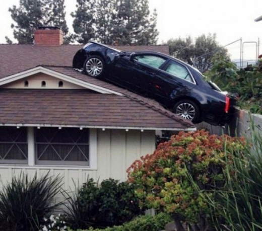
Bằng cách nào chiếc ô tô đã leo lên được mái nhà?