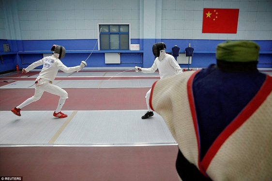 
Hai học sinh miệt mài đấu kiếm. Một số trường ở Bắc Kinh cho biết họ trang bị cho học sinh những kỹ năng cần thiết cho cuộc sống của họ sau khi giải nghệ.