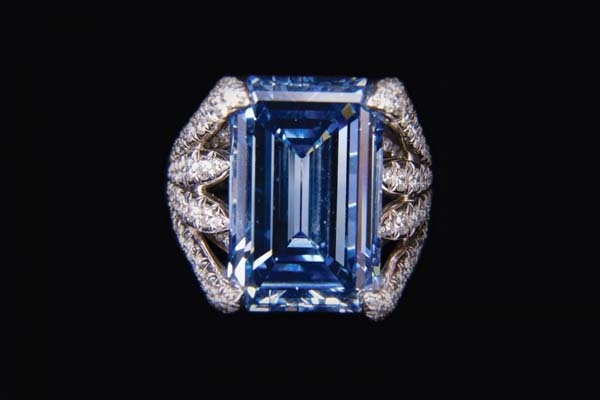 
Viên kim cương được cắt theo hình chữ nhật truyền thống và đặt gọn trong một chiếc nhẫn. (Ảnh: Internet)