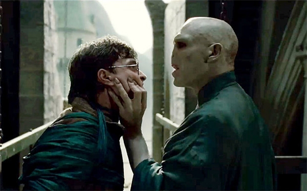 
Harry Potter: Một gã đàn ông không mũi có nỗi ám ảnh bệnh hoạn với một cậu trai trong suốt nhiều năm.