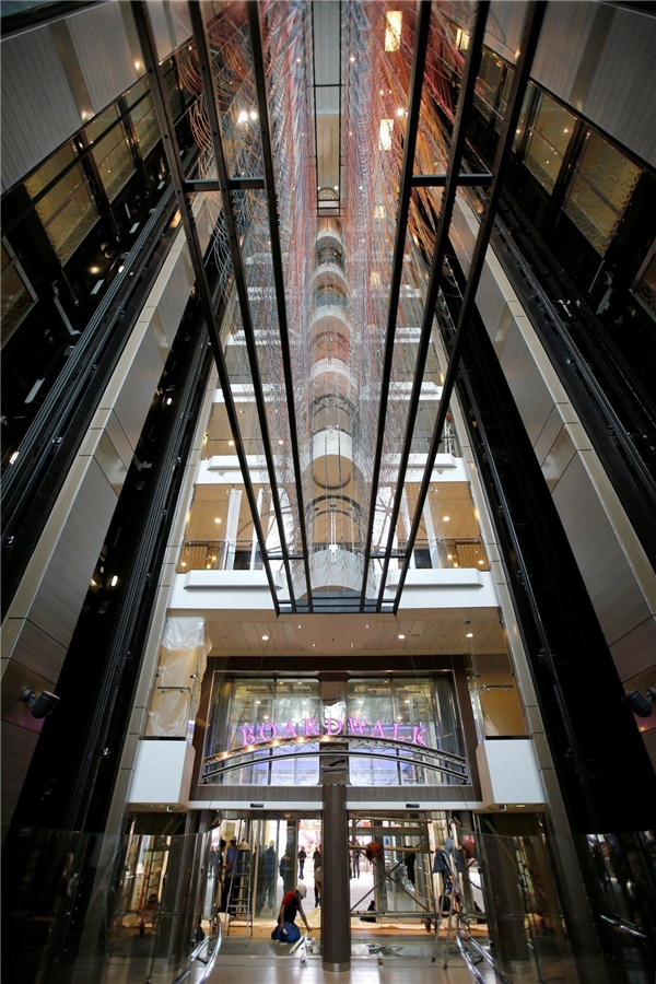 
Harmony of the Seas được trang bị 24 thang máy dành cho khách