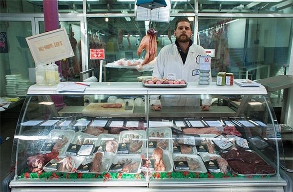 
Một hàng thịt giả có tên Wesker & Son Resident Evil Human Butchery được dựng lên giữa chợ Smithfield với một khối thịt lớp được đắp theo hình dạng con người. (Ảnh: DailyMail)
