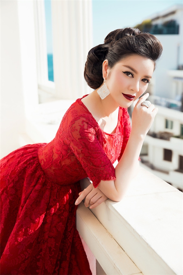 
Bộ đầm đỏ bồng xòe có thể nói là trang phục bắt mắt nhất của Lý Nhã Kỳ tại Cannes 2016. Thiết kế không quá cầu kì nhưng lại tạo nên ấn tượng mạnh mẽ bởi màu sắc cùng mảng họa tiết to bản. Vẻ đẹp kiêu sa của nữ diễn viên gần như hoàn hảo đến từng milimet.