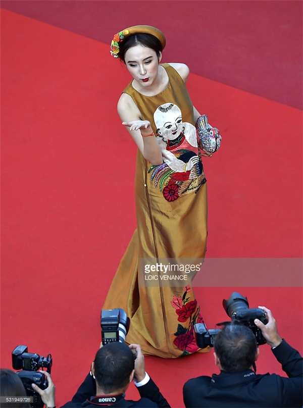 
Bộ trang phục với họa tiết tranh dân gian Đông Hồ của nữ diễn viên được khán giả, người hâm mộ nước nhà khen ngợi hết lời. Tuy nhiên, ngay sau đó, họ lại đặt câu hỏi Angela Phương Trinh đến tham dự Cannes với tư cách gì?