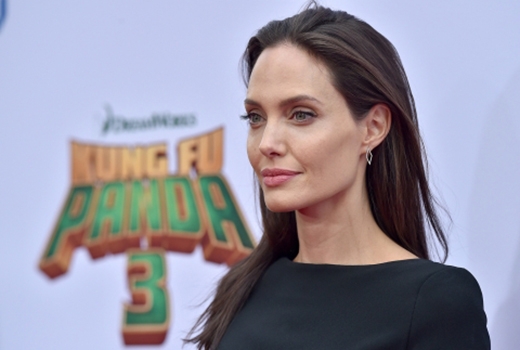 Phẫu thuật để giống Angelina Jolie, người phụ nữ bị biến dạng môi