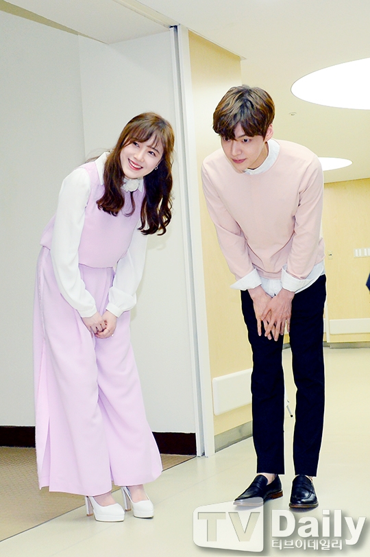 Vợ chồng Ahn Jae Hyun – Goo Hye Sun rạng rỡ đi quyên góp tiền cưới