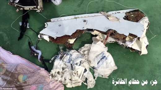 Hình ảnh đầu tiên về các mảnh vỡ máy bay Ai Cập rơi ở Địa Trung Hải
