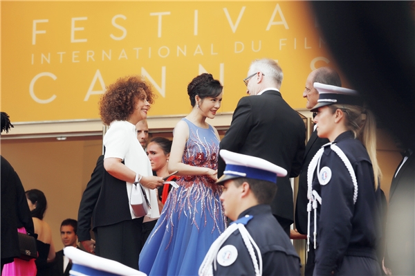 
Ngoài ra, Lý Nhã Kỳ nhận được sự quan tâm của nhiều khách mời tham dự thảm đỏ bế mạc Cannes 2016. Họ biết đến cô thông qua những hình ảnh lung linh xuất hiện trên tạp chí Gala.