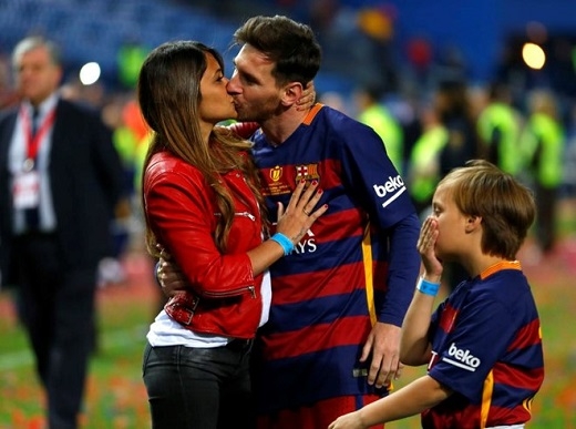 
Messi ăn mừng chiến thắng cùng bạn gái sau trận chung kết cúp Nhà vua.