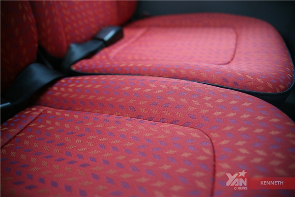 
Nệm ghế thêu hoa văn đỏ đẹp mắt, mang lại cảm giác sang trọng và dễ chịu cho hành khách.