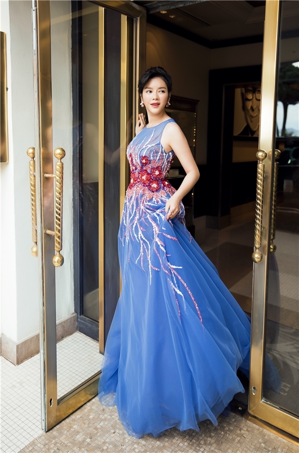 
Trong ngày chia tay Liên hoan Phim Cannes 2016, Lý Nhã Kỳ mang đến vẻ ngoài ngọt ngào, thanh thoát khi diện bộ váy bồng xòe với sắc xanh làm chủ đạo.