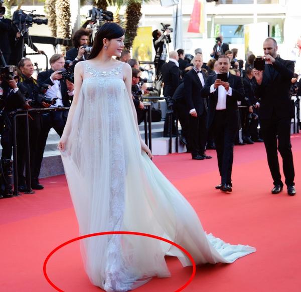Lý Nhã Kỳ bị soi mang giày như cà kheo lên thảm đỏ Cannes