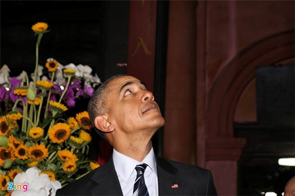 
Tổng thống Obama tham quan chùa, ông chăm chú quan sát những chi tiết kiến trúc ấn tượng, đứng cùng sư trụ trì thắp hương tại chính điện. Ảnh: Internet