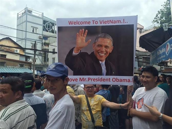 
Người dân Sài Gòn háo hức chào đón ông Obama. Ảnh: Internet