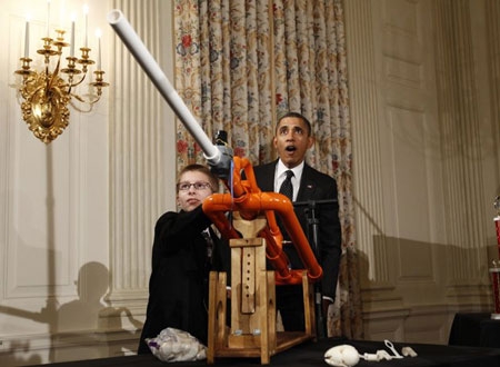 
Obama trước "tác phẩm" của một cậu bé tại Hội chợ khoa học Nhà Trắng lần 2.