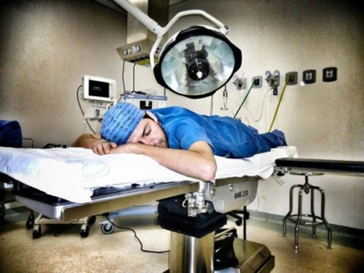 Chùm ảnh bác sĩ ngủ gật trong ca trực gây “sốt” mạng