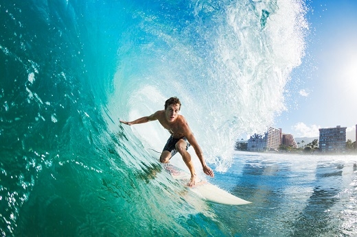  
Liệu bạn có dám lướt trên những ngọn sóng giữa Hawaii khi đã…70 tuổi?