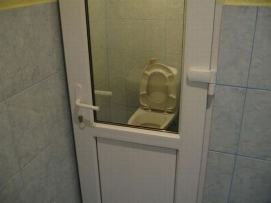 
Toilet của người sống độc thân, cánh cửa chỉ có tác dụng che chắn gió.