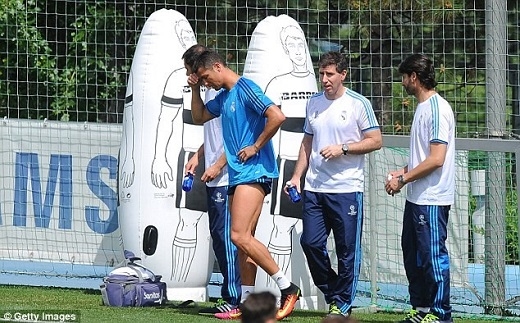 
Sau cùng, Ronaldo có thể đứng dậy và đi lại, nhưng không thể tiếp tục tập luyện.