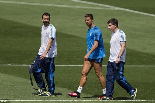 
Ronaldo dù được chăm sóc y tế, nhưng vẫn phải rời sân tập. Anh được mô tả không vui.